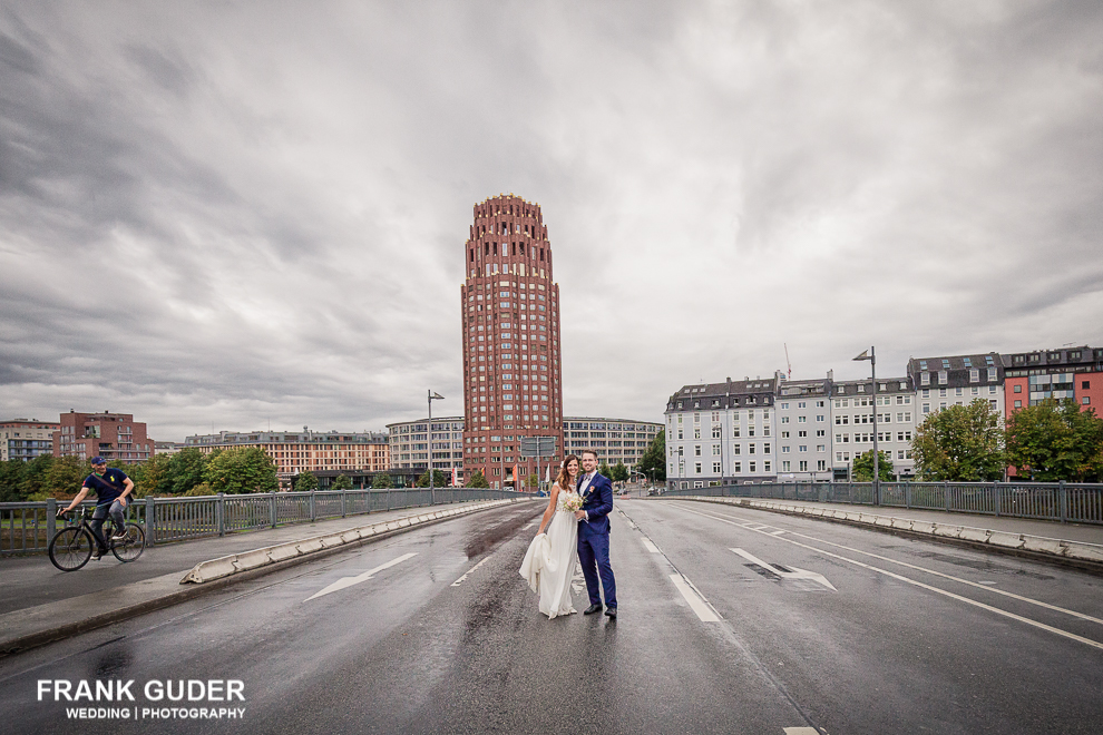 Brautpaar auf Brücke in Frankfurt