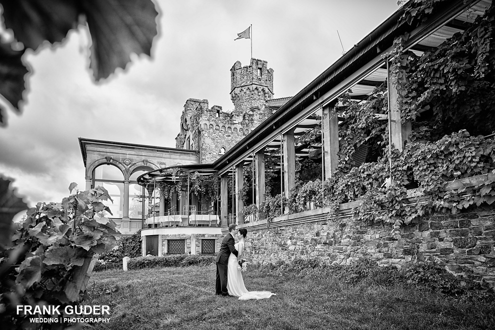 Hochzeitsfotograf Burg Schwarzenstein-Brautpaarportrait