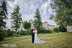 Brautpaar vor Schloss