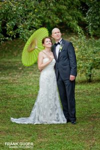 Brautpaar mit Schirm